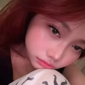 wanita, cantik, rambut merah, mata coklat, bulu mata panjang, bibir merah muda, pipi merona, wajah, close-up, potret, ekspresi sedih, melankolis, termenung, lembut, halus, kulit pucat, pencahayaan lembut, bayangan, artistik, modern, trendi, gaya, fashion, makeup, riasan wajah, rambut panjang, wanita muda, asia, selfie, emosional
