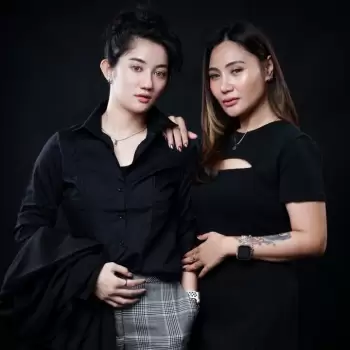 wanita, dua wanita, perempuan, teman, persahabatan, pasangan, gaya, mode, pakaian, hitam, gelap, studio, potret, menyatu, tatapan, rambut, wajah, profesional, model, pose, bersama, modern, dewasa, kontemporer, wanita muda, wanita dewasa, keren, gaya santai, ekspresi, keakraban.
