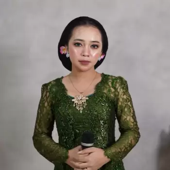 wanita, kebaya hijau, kebaya brokat, tradisional, indonesia, pengantin, pernikahan, adat, budaya, musik, penyanyi, panggung, acara, formal, cantik, anggun, model, fashion, pakaian adat, gaya rambut, sanggul, bunga di rambut, kalung, bros, mikrofon, studio, potret, close-up, profesional, perempuan