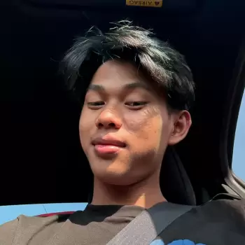 pria, muda, asia, rambut hitam, wajah, close-up, selfie, dalam mobil, mengenakan kaos, tali pengaman, santai, senyum tipis, ekspresi wajah, pemuda, anak muda, cowok, tampan, natural, cerah, siang hari, pencahayaan alami, latar belakang gelap, detail wajah, kulit sawo matang, hidung mancung, bibir penuh, mata coklat, rambut berantakan, tatapan ke kamera