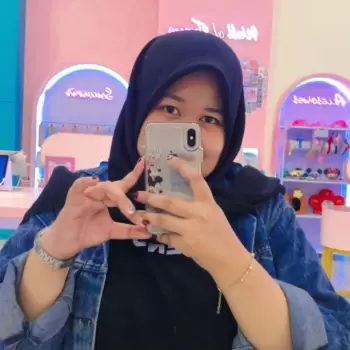 wanita, hijab, selfie, smartphone, cermin, tangan, kuku, cincin, jaket denim, kaos hitam, rambut, wajah, senyum, mata, alis, hidung, pipi, rambut terurai, latar belakang merah muda, toko, pajangan, barang-barang, cerah, dekorasi, wanita muda, mode, gaya, kasual, dalam ruangan