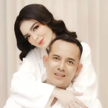 pasangan, cinta, romantis, bahagia, wanita, pria, tersenyum, merangkul, intim, kehangatan, kasih sayang, hubungan, laki-laki, perempuan, wajah, tatapan, mesra, bersama, potret, studio, foto, momen, kenangan, indah, harmonis, pengantin, tunangan, pernikahan, keluarga, dua orang.