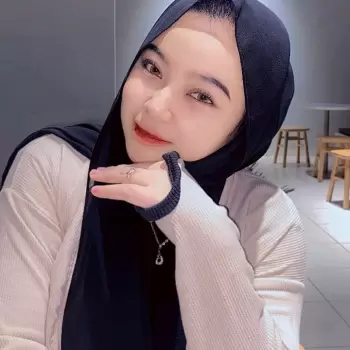 wanita, hijab, muslimah, cantik, anggun, muda, menawan, tersenyum, imut, gaya, mode, kasual, pakaian, kepala tertutup, rambut, mata, wajah, kulit, perhiasan, anting, kalung, tangan, jari, kedekatan, latar belakang buram, kafe, dalam ruangan, santai, potret, fotografi