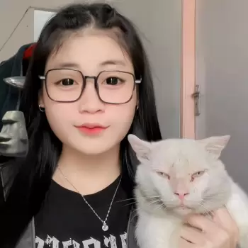 gadis, perempuan, remaja, cantik, kacamata, kucing, hewan peliharaan, putih, lucu, rambut hitam, kepang, leher, kalung, liontin, kaos hitam, wajah, ekspresi, dekat, potret, informal, santai, rumah, dalam ruangan, muda, asia, imut, menggemaskan, nyaman, sahabat, teman.