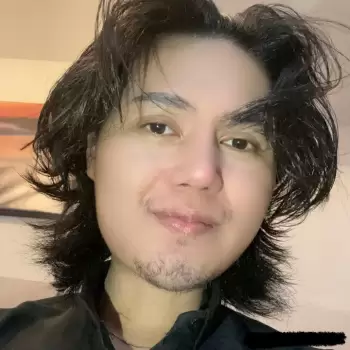 pria, wajah, selfie, rambut hitam, rambut panjang, rambut bergelombang, senyum tipis, kulit terang, jenggot tipis, brewok, alis tebal, mata coklat, pakaian hitam, interior, pencahayaan lembut, close-up, ekspresi wajah, santai, muda, asia, laki-laki, model, potret, informal, alami, realistis, bertekstur, detail, ekspresif, pria tampan