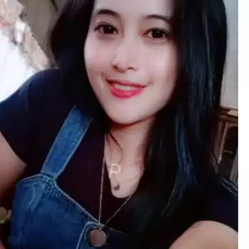 wanita, perempuan, wajah, cantik, senyum, rambut hitam, kulit cerah, mata cokelat, bibir merah, kalung, liontin, baju overall, denim, pakaian kasual, dalam ruangan, terang, fokus, detail, potret, close-up, muda, asia, indonesia, asia tenggara, alami, tulus, ceria, menarik, positif, bersahaja.