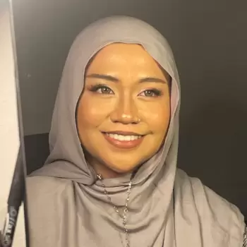 wanita, muslimah, berhijab, tersenyum, wajah, selfie, mode, pakaian, budaya, keindahan, gaya, pesona, wanita muda, close-up, ekspresi, rambut tertutup, penampilan, modern, anggun, ceria, ramah, percaya diri, perhiasan, kalung, makeup, riasan wajah, etnik, identitas, pribadi, potret