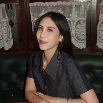 wanita, perempuan, muda, cantik, anggun, menawan, rambut hitam, wajah, senyum tipis, mata cokelat, bibir merah, pakaian gelap, kemeja kerah, duduk, dalam ruangan, pencahayaan lembut, latar belakang klasik, furnitur gelap, gaya, elegan, menarik, polos, segar, muda belia, tatapan, santai, nyaman, natural, potret.