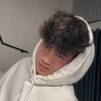 pria, cowok, remaja, muda, tampan, ganteng, wajah, close-up, potret, hoodie, pakaian santai, kasual, rambut berantakan, gaya rambut, mata, hidung, bibir, kulit, ekspresi wajah, menatap, santai, nyaman, indoor, pencahayaan alami, latar belakang polos, minimalis, selfie, foto, pribadi, anak muda.