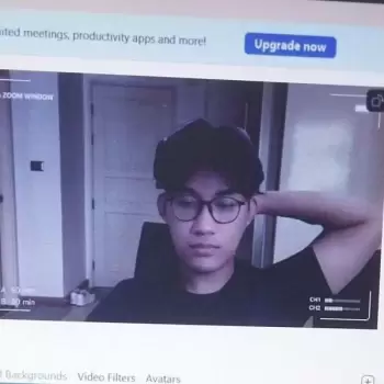 pria, kacamata, layar, komputer, video call, zoom, online, meeting, kerja, belajar, jarak jauh, wajah, gelap, terang, tangan, leher, cermin, monokrom, hitam putih, latar belakang, interior, ruangan, kursi, teknologi, komunikasi, percakapan, modern, karyawan, mahasiswa, siswa