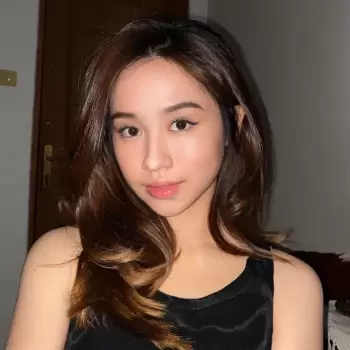 wanita, perempuan, muda, cantik, gaya, mode, rambut panjang, cokelat, mata indah, bibir, senyum tipis, pakaian hitam, bahu, tatapan, dalam ruangan, santai, alami, minimalis, wajah, potret, selfie, rumah, sehari-hari, kulit mulus, bulu mata, alis, riasan wajah, leher, gaya rambut bergelombang, ekspresi.