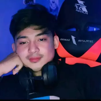 pria muda, wajah, gaming, kursi gaming, headphone, gelap, pencahayaan biru, fokus, tatapan, santai, beristirahat, pemuda, casual, tertutup, rambut hitam, alis, bibir, leher, pakaian hitam, logo gaming, 1stplayer, gamer, konten kreator, streamer, santai, malam, studio, pribadi, close-up.