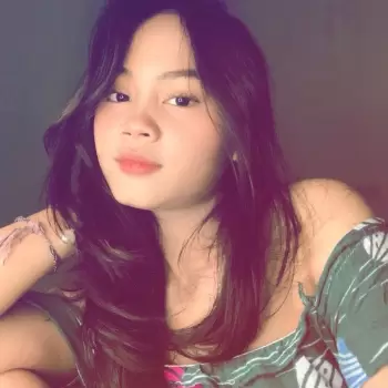 wanita, perempuan, muda, cantik, wajah, rambut hitam, rambut panjang, kulit cerah, mata gelap, bibir merah muda, tatapan, tersenyum, pakaian, bahu, latar belakang gelap, pencahayaan lembut, potret, closeup, gaya, pose, estetika, alami, menarik, imut, segar, muda belia, remaja, senyum tipis, ekspresi, pesona