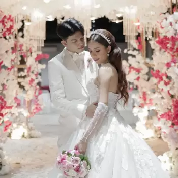 pasangan pengantin, gaun pengantin, jas pengantin pria, buket bunga, pernikahan, resepsi, perayaan, cinta, romantis, bahagia, momen, upacara, dekorasi pernikahan, bunga mawar, putih, merah muda, bunga, musim semi, latar belakang, pencahayaan, lampu, formal, elegan, mewah, cantik, tampan, pengantin wanita, pengantin pria, hari bahagia, kenangan.