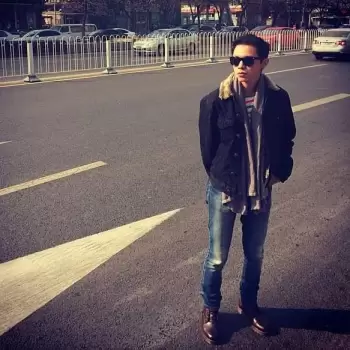 pria, jalan, jalanan, kota, siang hari, musim dingin, jaket, syal, jeans, sepatu bot, kacamata hitam, muda, berdiri, santai, fashion, gaya, kasual, luar ruangan, perkotaan, arsitektur, kendaraan, mobil, lalu lintas, trotoar, garis putih, matahari, bayangan, terlihat, pose, berdiri tegak