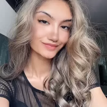 wanita, muda, cantik, rambut panjang, bergelombang, pirang, kecoklatan, alis tebal, bulu mata lentik, hidung mancung, tindikan hidung, cincin hidung, bibir penuh, tersenyum, menawan, sensual, pakaian transparan, hitam, leher jenjang, kulit halus, pencahayaan lembut, potret, tatapan mata, gaya, modern, percaya diri, ekspresi wajah, menawan, paras ayu