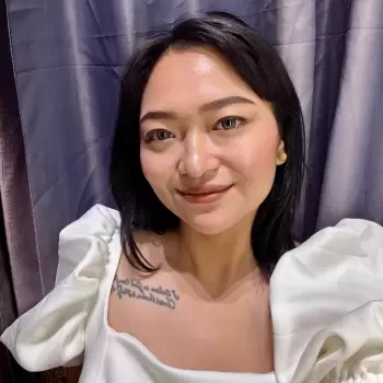 wanita, perempuan, muda, asia, cantik, selfie, potret, wajah, tersenyum, rambut hitam, mata coklat, kulit cerah, baju putih, lengan menggembung, tato, kalung, anting, latar belakang ungu, tirai, dalam ruangan, kasual, santai, foto pribadi, close-up, ekspresi wajah, riasan, alami, hangat, menawan, menarik.