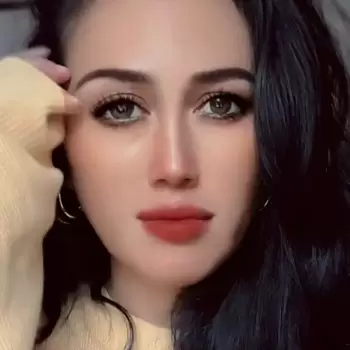 wanita, perempuan, cantik, wajah, dekat, potret, mata, bibir, rambut, hitam, kulit, terang, makeup, alis, bulu mata, eyeshadow, eyeliner, lipstik, merah, lembut, pakaian, sweater, kuning, lampu, cahaya, ekspresi, pandangan, mata hijau, tertutup, diri sendiri