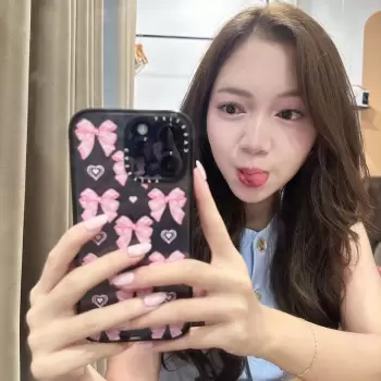 wanita, selfie, ponsel, casing ponsel, pita, hati, merah muda, kuku, rambut cokelat, wajah, lucu, genit, ceria, muda, gaya, mode, aksesori, teknologi, perangkat, media sosial, foto, potret, ekspresi, lengan, jari, tangan, latar belakang, dalam ruangan, rumah, cantik.