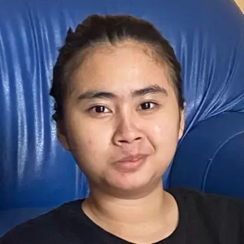 wanita, perempuan, orang, wajah, dekat, potret, duduk, kursi, biru, hitam, kaos, rambut, dahi, mata, alis, hidung, mulut, bibir, pipi, kulit, ekspresi, santai, kasual, dalam ruangan, biasa, alami, sederhana, terang, fokus, close-up
