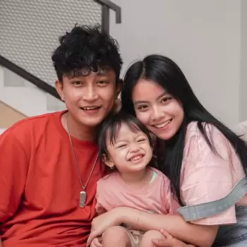 keluarga, pasangan, anak, balita, kebahagiaan, senyum, cinta, kasih sayang, kebersamaan, momen, foto keluarga, potret, wajah, pria, wanita, gadis kecil, etnis asia, indonesia, santai, rumah, interior, hari biasa, sore, ceria, gembira, manis, imut, natural, kacamata (tidak ada, tapi mungkin relevan jika ada variasi), baju merah, baju pink.