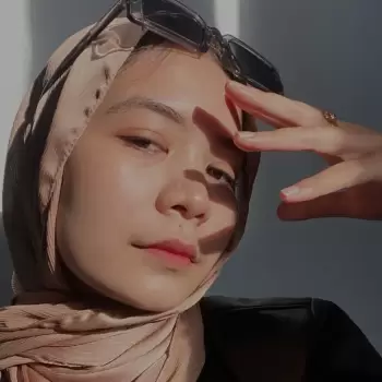 wanita, hijab, kacamata hitam, matahari terbenam, cahaya, bayangan, selfie, mode, kecantikan, wajah, mata, bibir, kulit, muda, anggun, artistik, potret, gaya, kasual, dalam ruangan, terpencil, tenang, alami, wanita muda, hijabers, gaya hijab, pakaian, aksesori, cincin, detail.