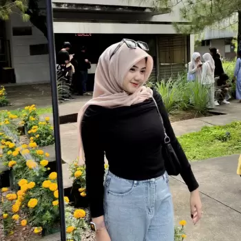 wanita, berhijab, muslimah, fashion, pakaian, gaya, kasual, modern, cantik, muda, ceria, tersenyum, luar ruangan, taman, bunga, kuning, jalan, latar belakang, orang-orang, kabur, terang, alami, musim, fesyen wanita, pakaian muslim, gaya pribadi, foto, pemandangan, wanita muda, pakaian santai