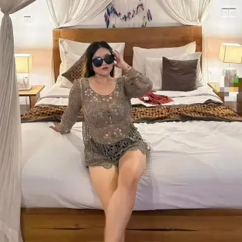 wanita, cantik, seksi, menggoda, pakaian rajut, kacamata hitam, rambut panjang, tergeletak di ranjang, kamar tidur, nyaman, mewah, hotel, liburan, relaksasi, santai, bergaya, menawan, percaya diri, menggairahkan, menarik, penampilan, pose, kasur empuk, selimut tebal, lampu tidur, interior kamar, dekorasi, suasana romantis, pulau tropis, pantas dicoba.